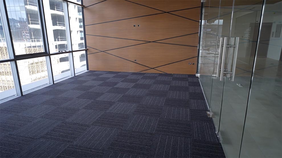 Instalación de alfombra modular por FullPiso en Caracas